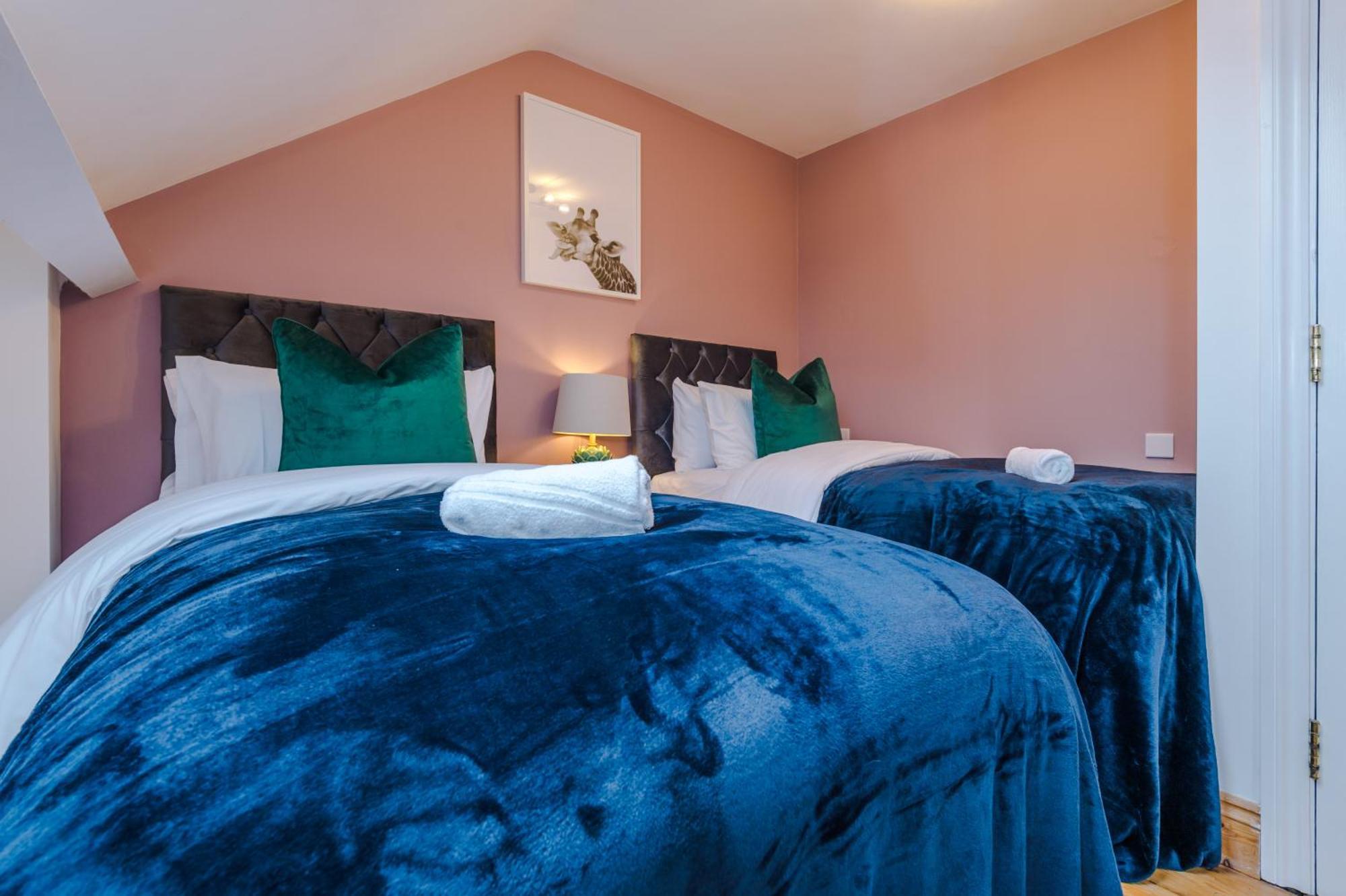 Incredible - Five Bedroom - 7 Actual Beds - 6 Bathroom House By Purestay - Central Bath With Parking Exteriér fotografie