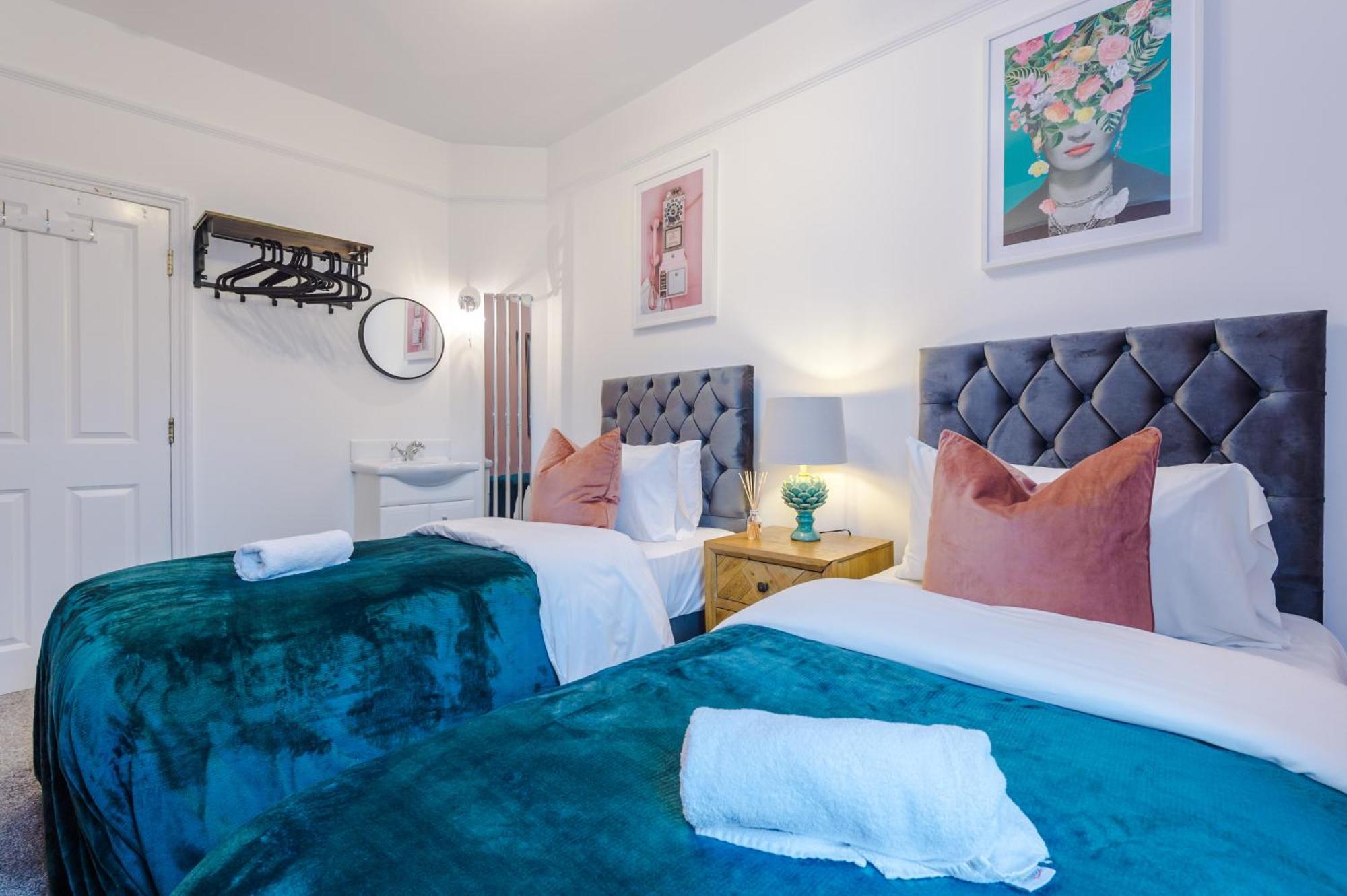 Incredible - Five Bedroom - 7 Actual Beds - 6 Bathroom House By Purestay - Central Bath With Parking Exteriér fotografie