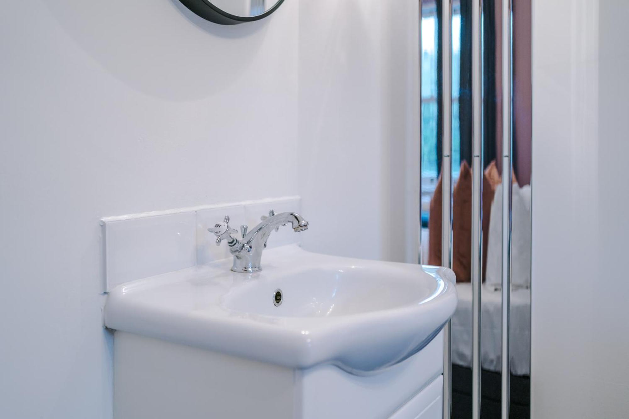 Incredible - Five Bedroom - 7 Actual Beds - 6 Bathroom House By Purestay - Central Bath With Parking Exteriér fotografie