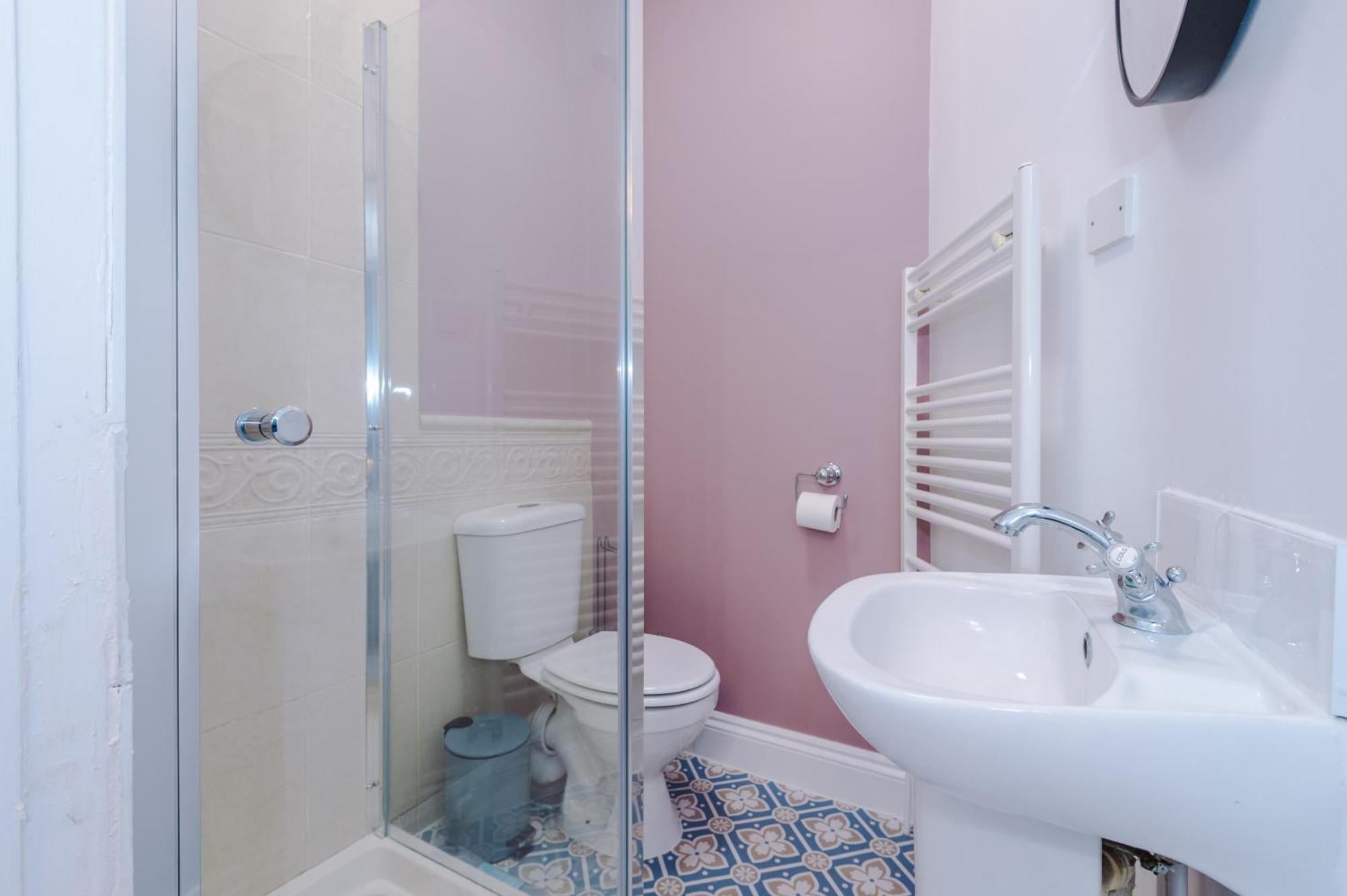 Incredible - Five Bedroom - 7 Actual Beds - 6 Bathroom House By Purestay - Central Bath With Parking Exteriér fotografie
